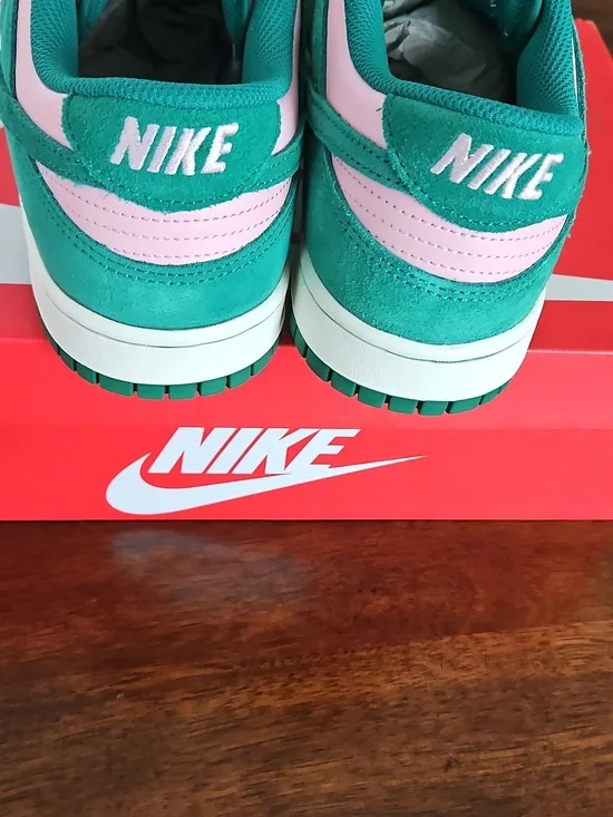 Nike Men's Pink and Green Low-Top Sneakers - Picture 9 of 10